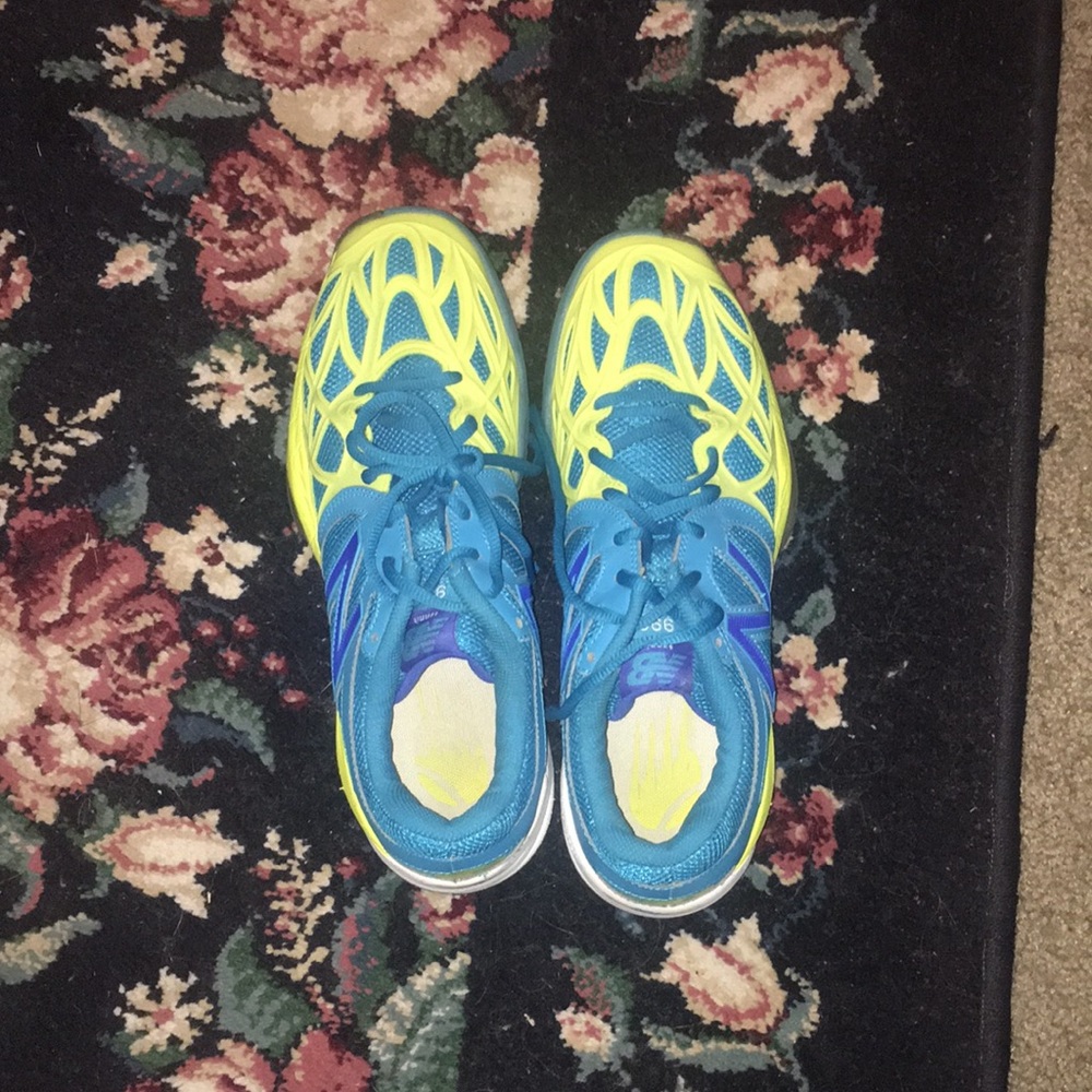 New balance tennis shoes